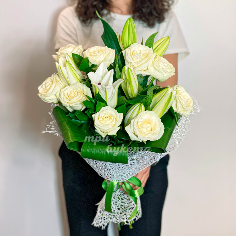 Букет белых лилий и кремовых роз (в руках флориста)