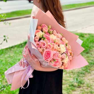 Розовый букет из пионов, роз и маттиол