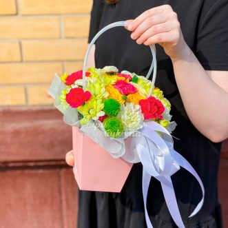 Яркие гвоздики и хризантемы в коробке