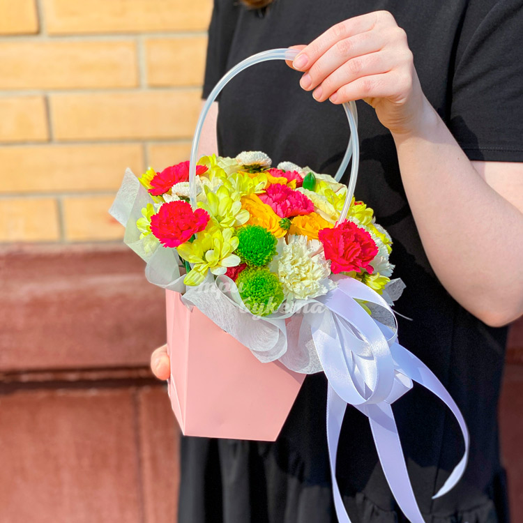 Яркие гвоздики и хризантемы в коробке