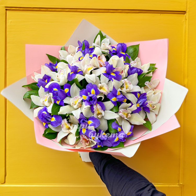 Букет белых орхидей с ирисами (на желтом фоне)