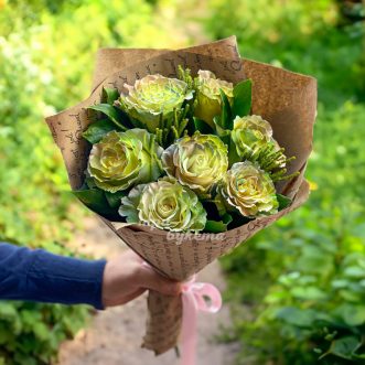 Букет из 7 зеленых роз в крафте