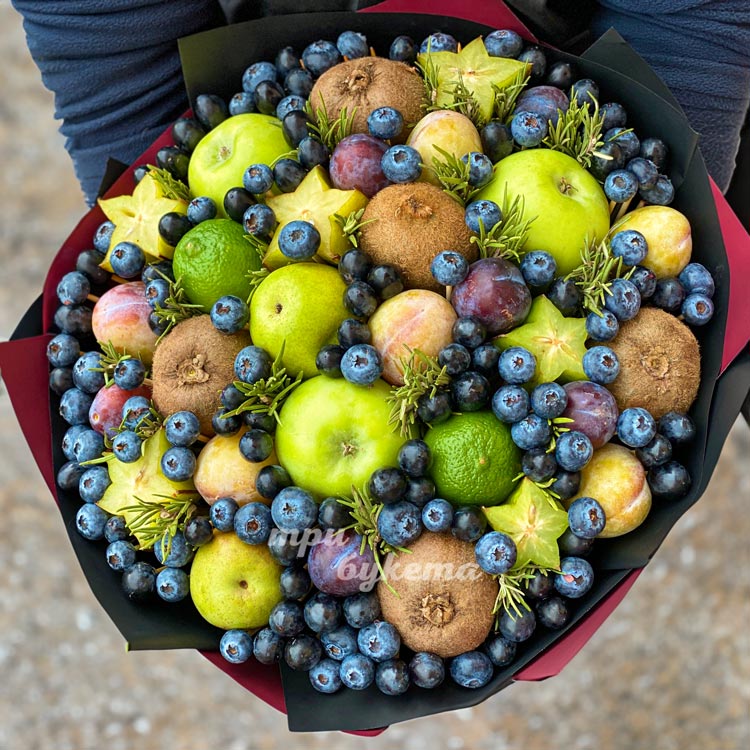 Букет из яблок, карамболы и ягод (крупный план)
