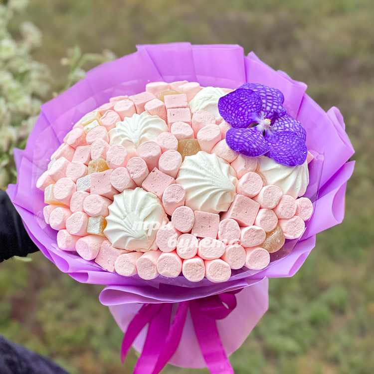 Букет с зефиром, маршмеллоу и орхидеей (крупный план)