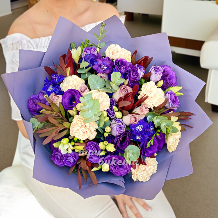 Фиолетовый букет эустом, гвоздик и роз (в руках девушки)