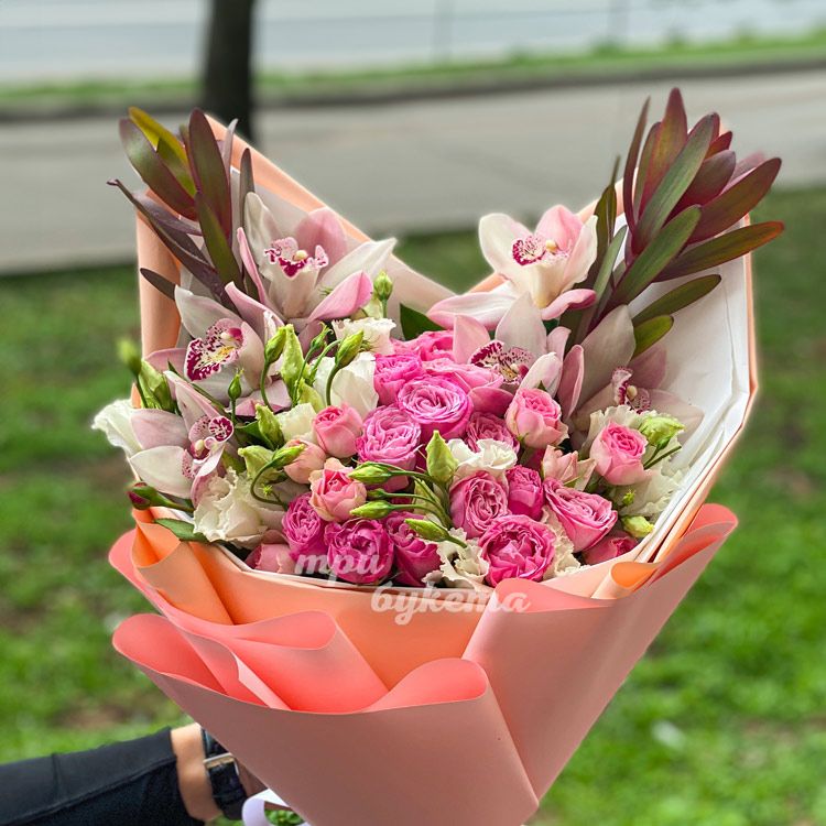 Розовый букет орхидей и пионовидных роз (крупный план)