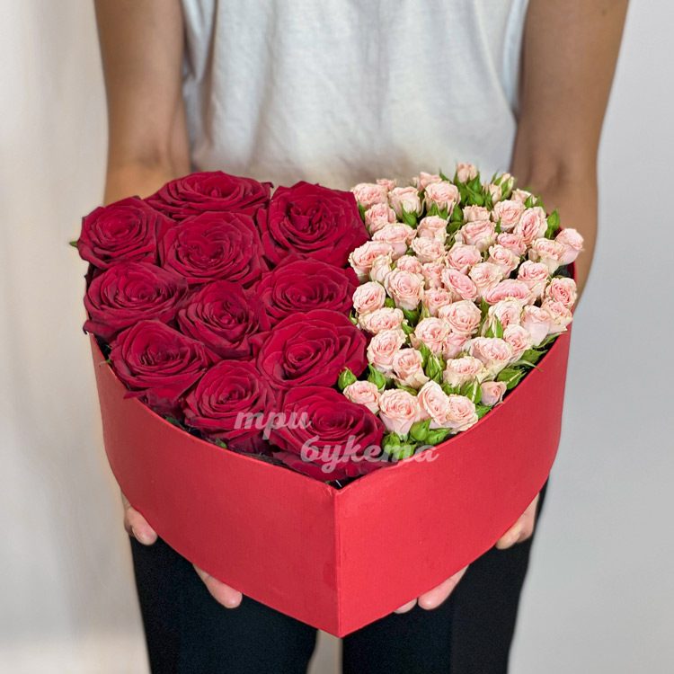 Сердце из кустовых и одноголовых роз (в руках флориста)