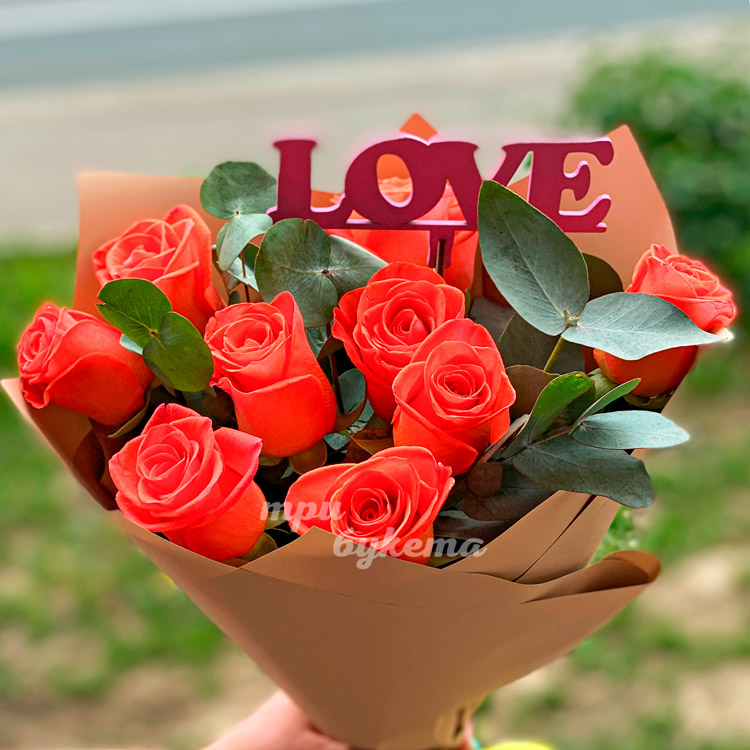 Букет из оранжевых роз с топпером (крупный план)