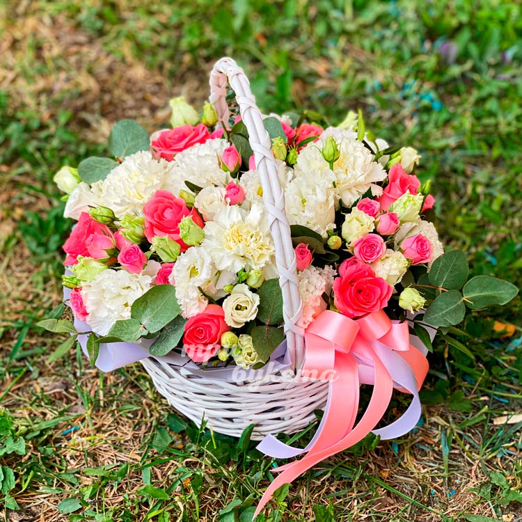 Корзина белых эустом и розовых роз (вид сверху)