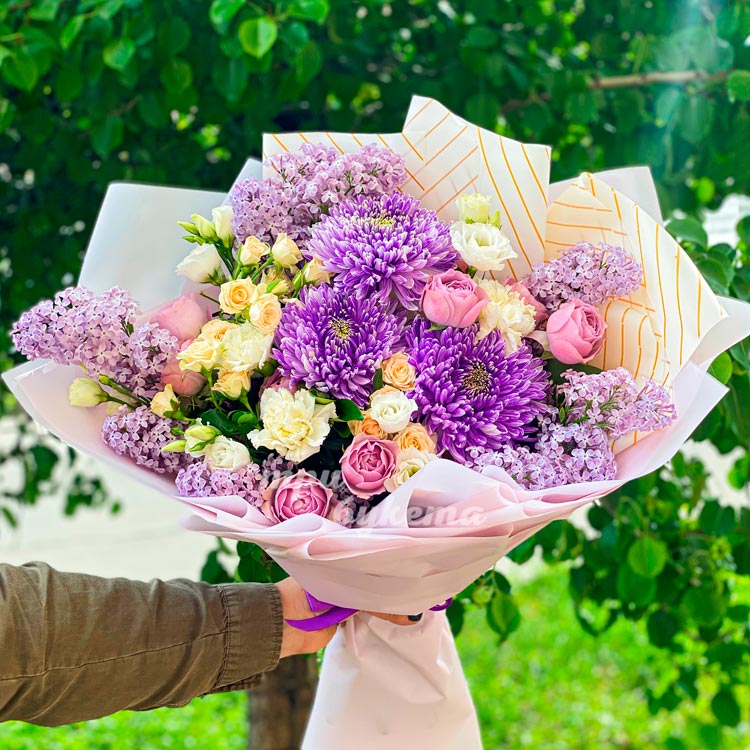 Сиреневый букет хризантем, роз и сирени (на фоне зелени)