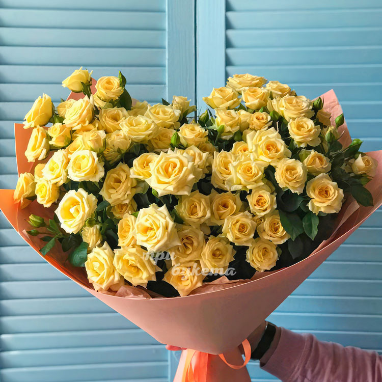 Букет 15 желтых кустовых роз Эквадор (крупный план)