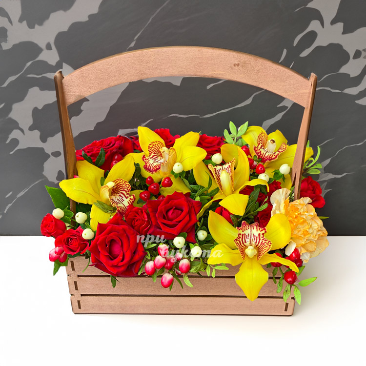 Красные розы и желтые орхидеи в ящичке