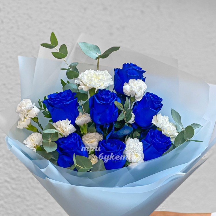 Белые гвоздики и синие розы в букете (крупный план)