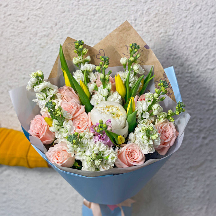 Букет коралловых роз и белых маттиол (крупный план)