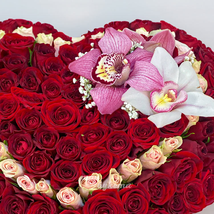 Композиция сердце из роз и орхидей (крупный план)