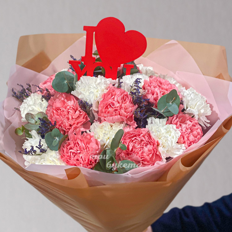 Белые и розовые гвоздики на 8 марта (крупный план)