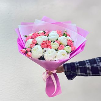 Букет пионов и кустовых роз на 8 марта