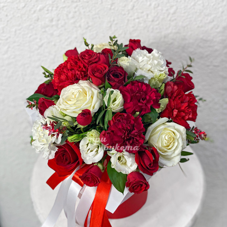 Коробка гвоздик и роз для любимой (вид сверху)