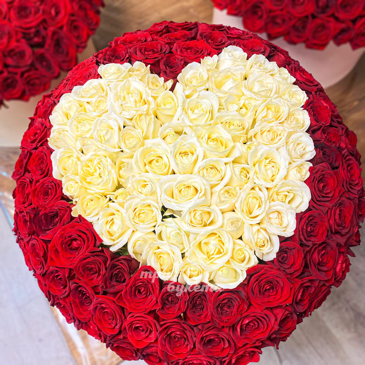 Шляпные коробки роз с признанием в любви (сердце из роз)