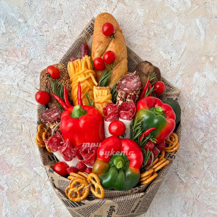 Колбасный букет с овощами и багетами (крупный план)