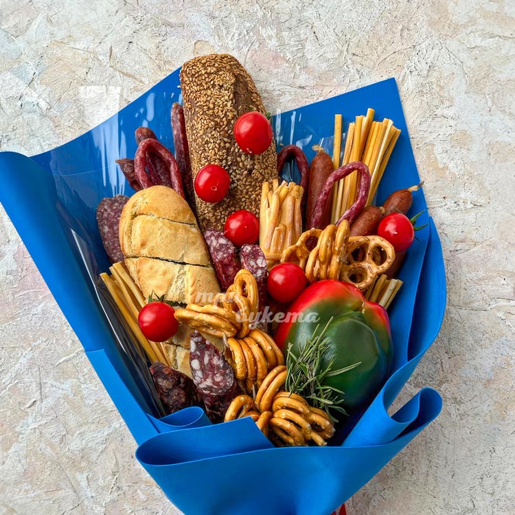 Колбасный букет с сыром и крекерами (крупный план)