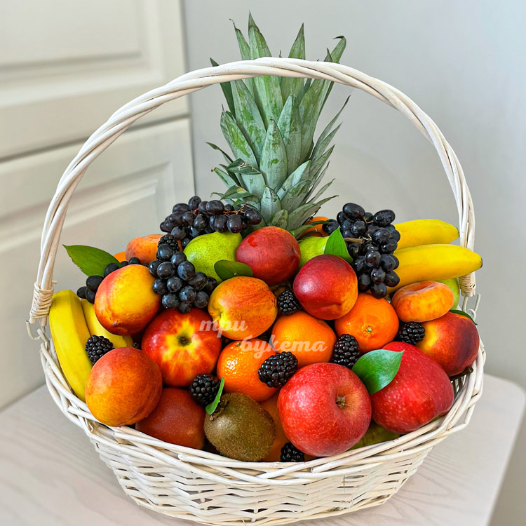 Корзина нектаринов, яблок и винограда (крупный план)