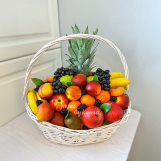 Корзина нектаринов, яблок и винограда