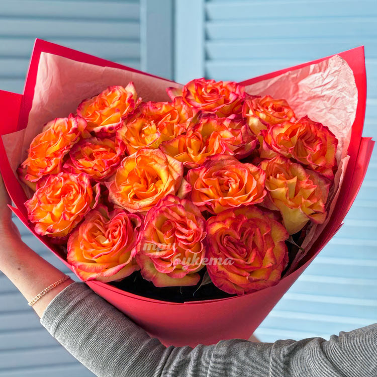 Букет из 15 оранжевых эквадорских роз (крупный план)