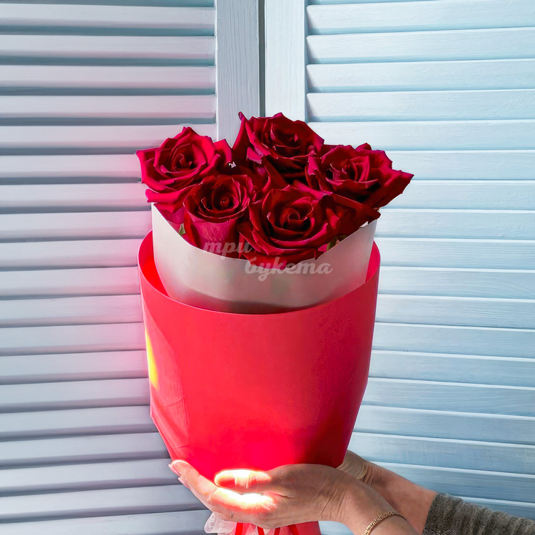 Букет из 5 красных эквадорских роз (крупный план)