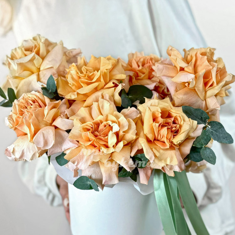 Коробка из 9 желтых французских роз (крупный план)