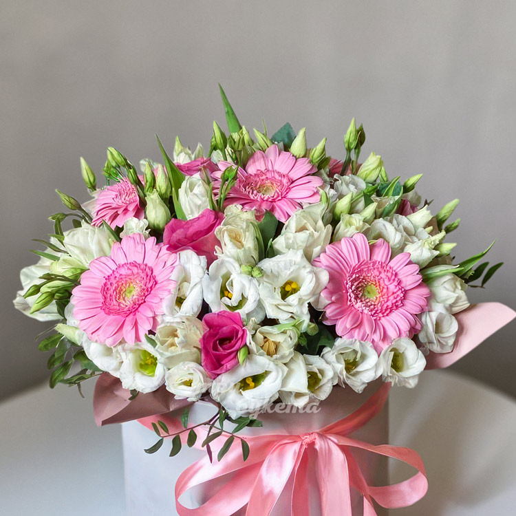 Коробка белых эустом и розовых гортензий (крупный план)