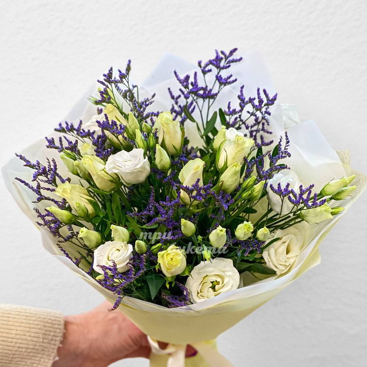 белых эустом и роз с лимониумом (крупный план)