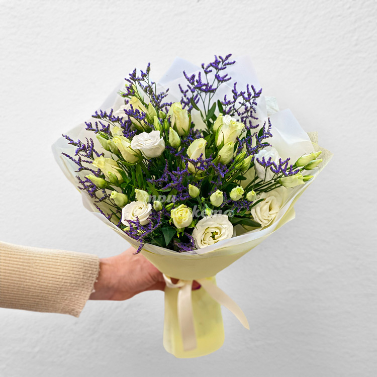 белых эустом и роз с лимониумом