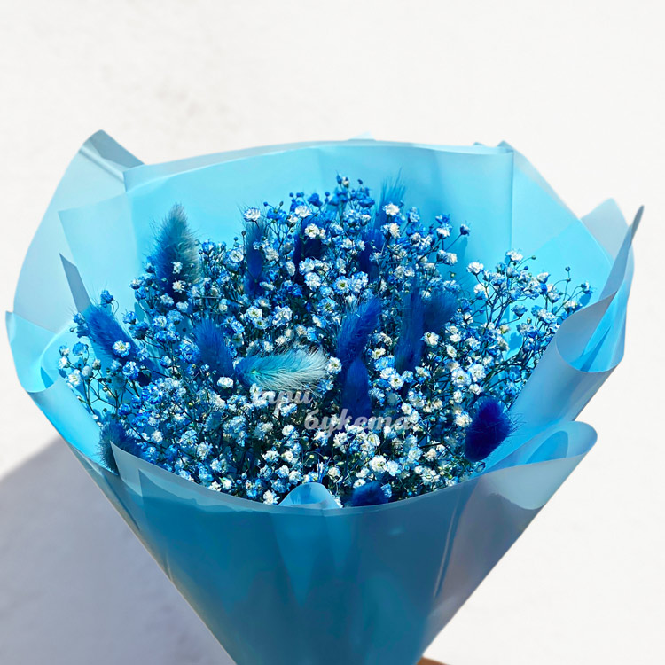 Букет из синих гипсофил и лагуруса (крупный план)