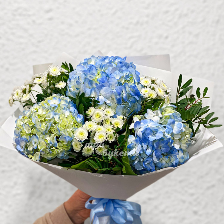 Букет синих гортензий и белых хризантем (крупный план)