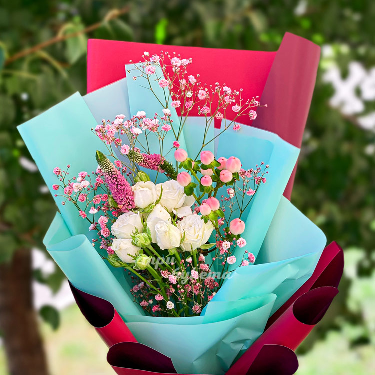 Мини-букет кустовых роз и зелени (крупный план)