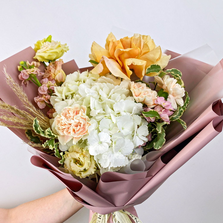 Букет из гортензии, гвоздик и зелени (крупный план)