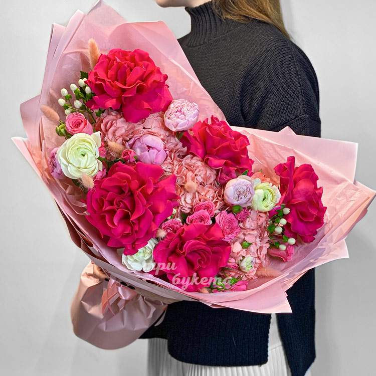 Букет розовых роз, пионов и гортензий (в руках флориста)