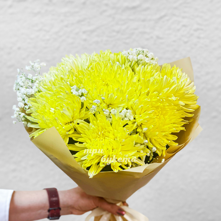 Букет желтых хризантем с гипсофилой (крупный план)