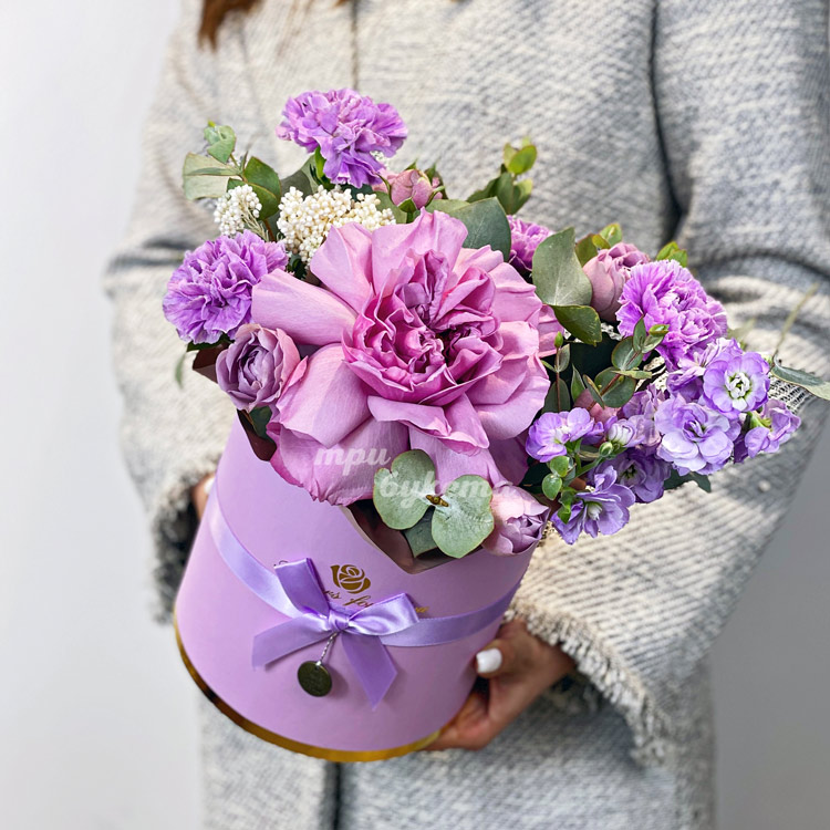 Коробочка сиреневых гвоздик и роз (в руках флориста)
