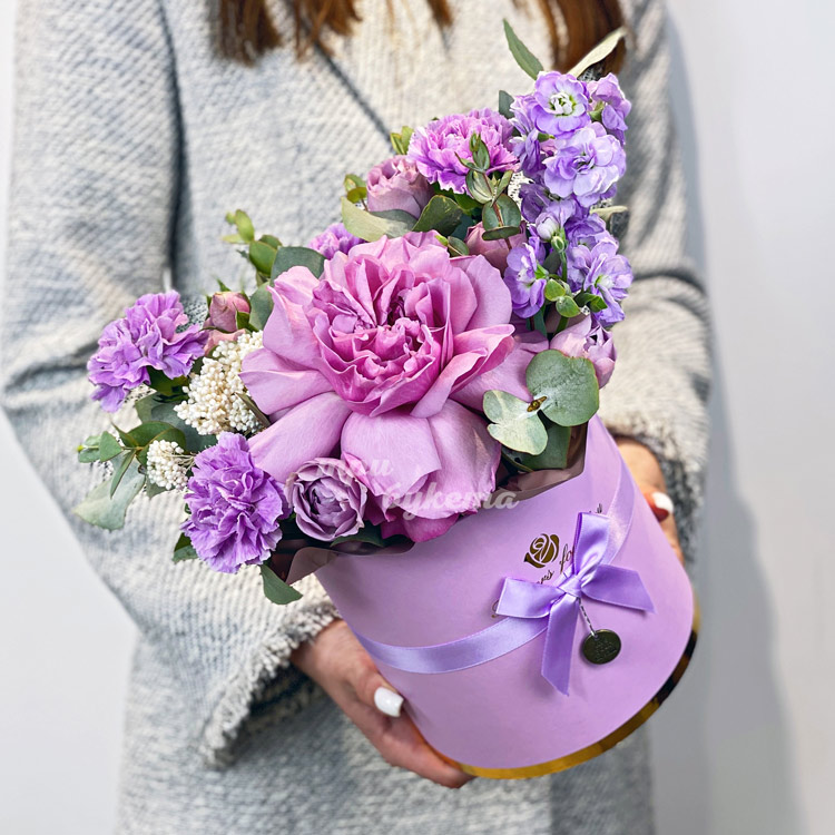 Коробочка сиреневых гвоздик и роз (на боку)