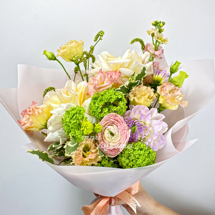 Яркий мини-букет роз, эустом и зелени (крупный план)