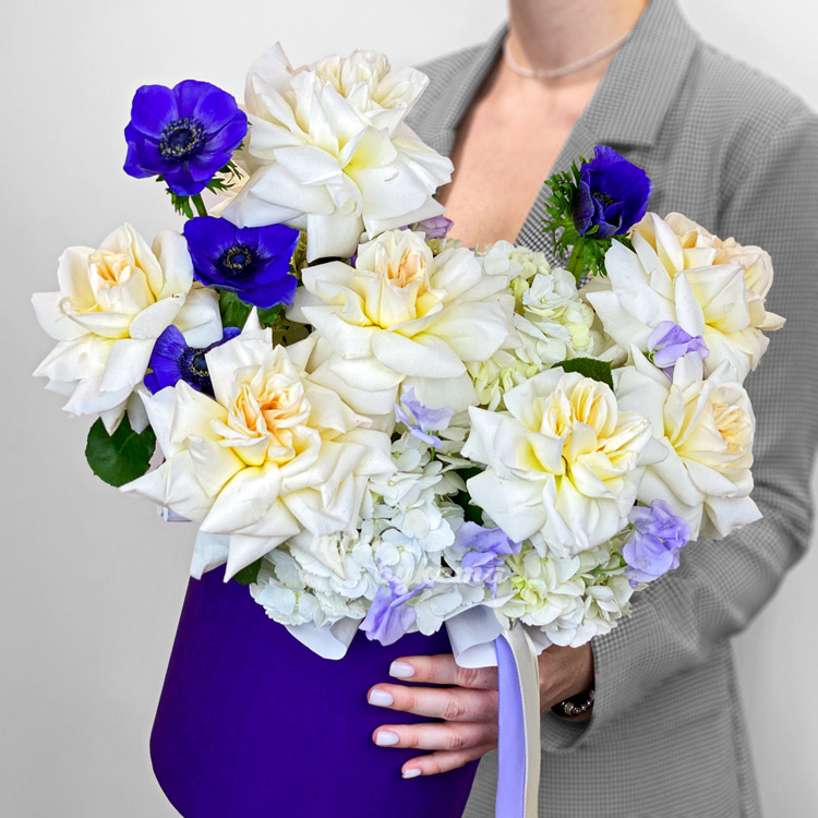 Коробка французских роз с анемонами (в руках флориста)