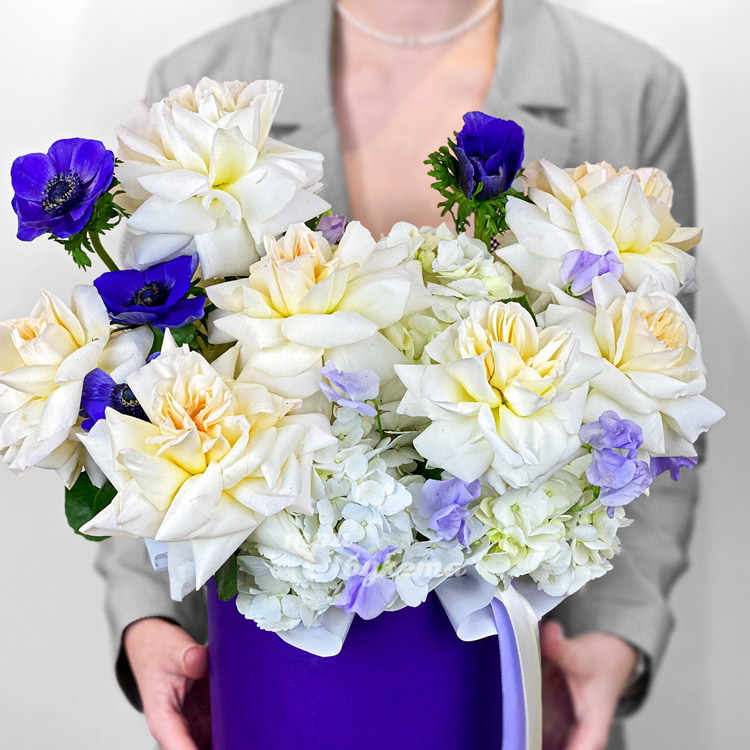 Коробка французских роз с анемонами (крупный план)