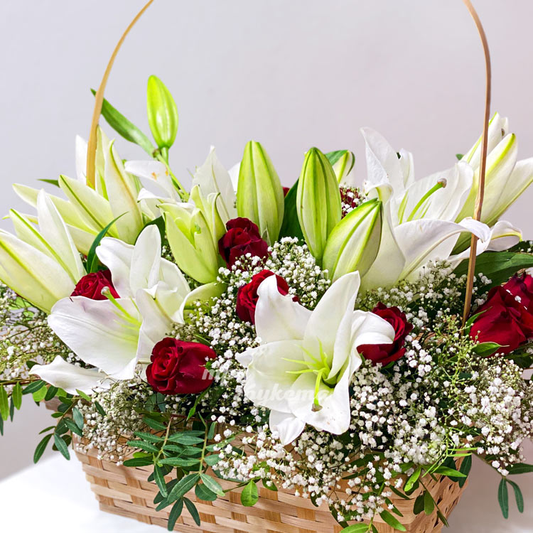 Корзина белых лилий и красных роз (крупный план)