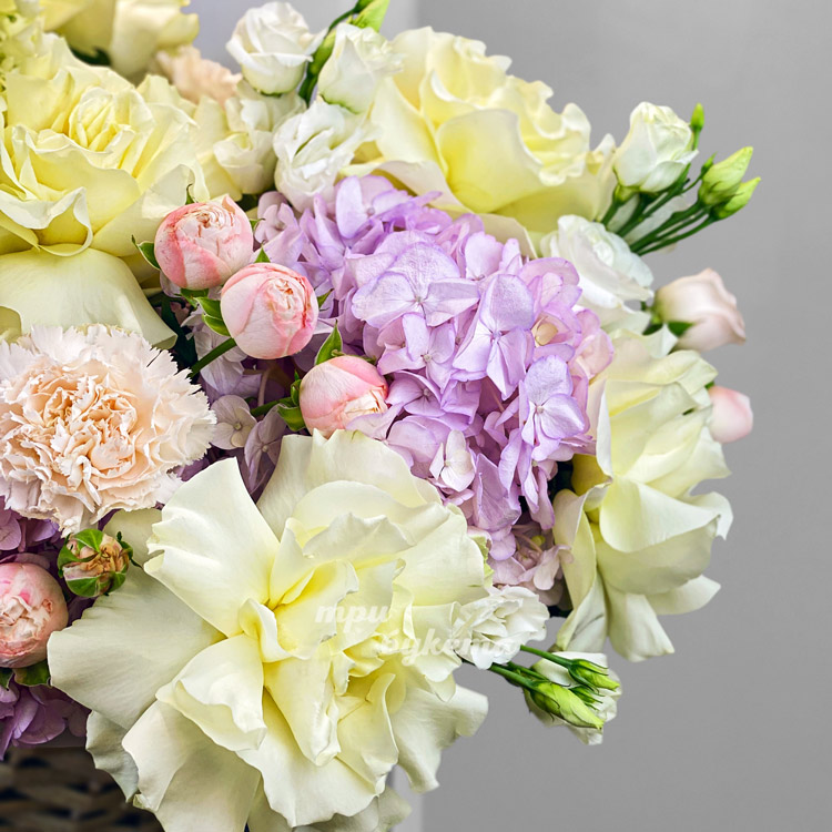 Корзина роз и эустом с гортензией (крупный план)