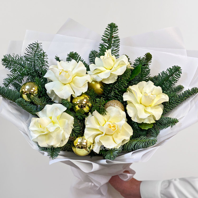 Букет из нобилиса и 5 белых роз (крупный план)