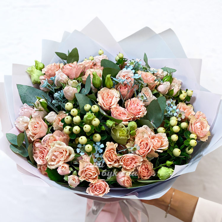 Букет персиковых роз, эустом и гиперикума (крупный план)