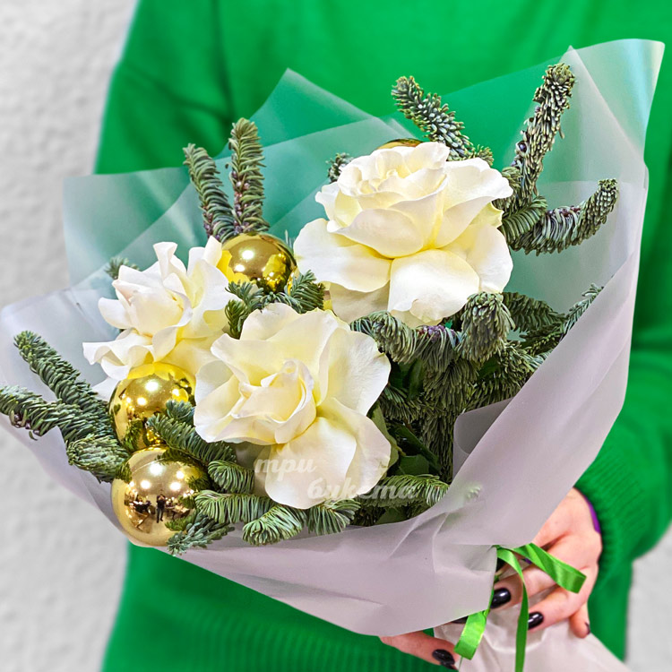 Мини-букет из нобилиса и 3 белых роз (крупный план)