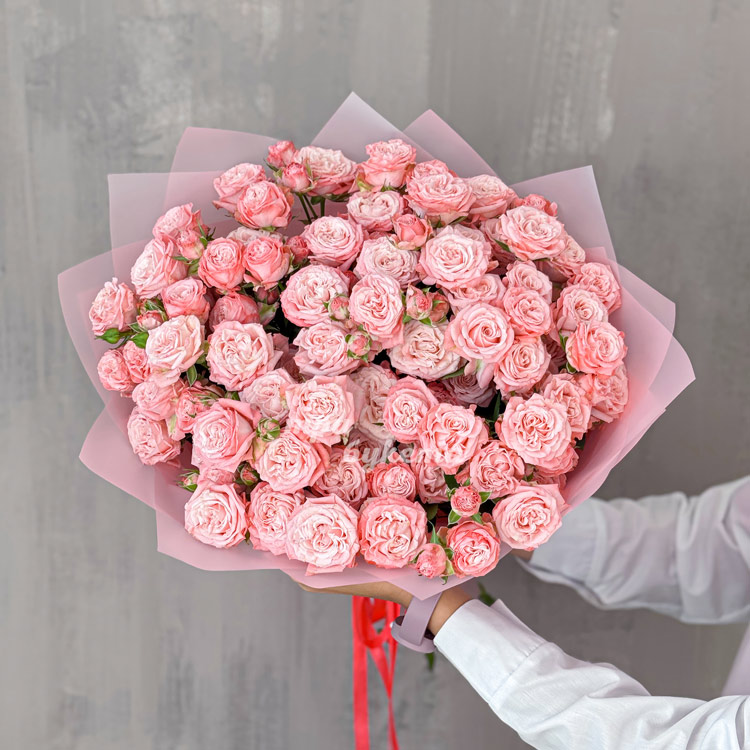 Розовый букет из 19 кустовых пионовидных роз (в руках флориста)